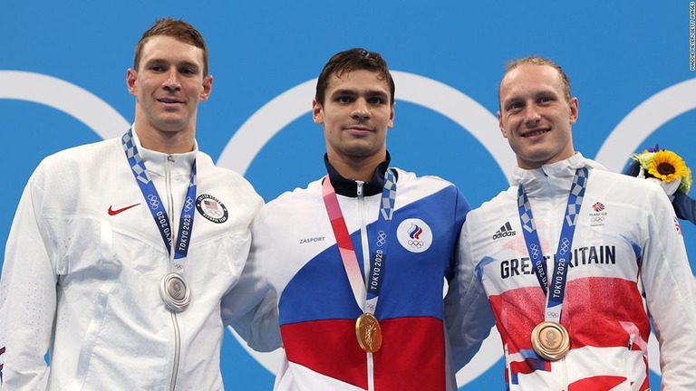 左からライアン・マーフィー（米国）、エフゲニー・リロフ（ＲＯＣ）、ルーク・グリーンバンク（英国）。競泳男子２００メートル背泳ぎの表彰式/Maddie Meyer/Getty Images