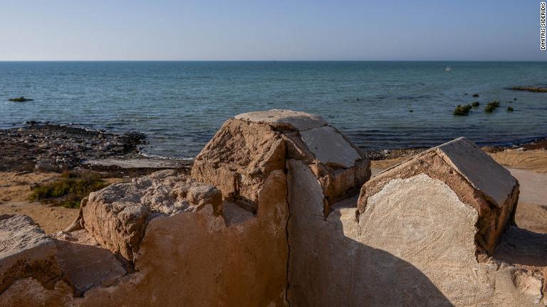 写真はアルアリーシュ。民家は満潮線のすぐ上に建てられているとホーカー氏は説明/Dimitris Sideridis