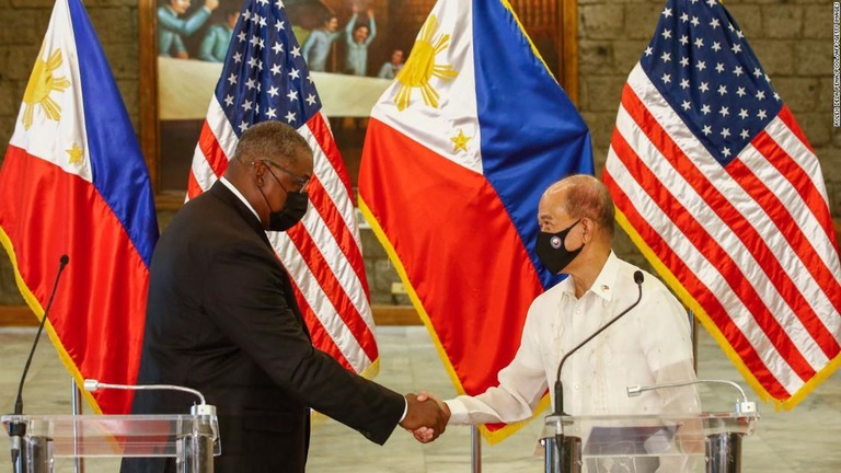 フィリピンのロレンザーナ国防相（右）とオースティン米国防長官がＶＦＡ維持で合意/Rolex Dela Pena/Pool/AFP/Getty Images