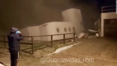 民家が海に崩落する瞬間を撮影、背景に海面上昇　アルゼンチン