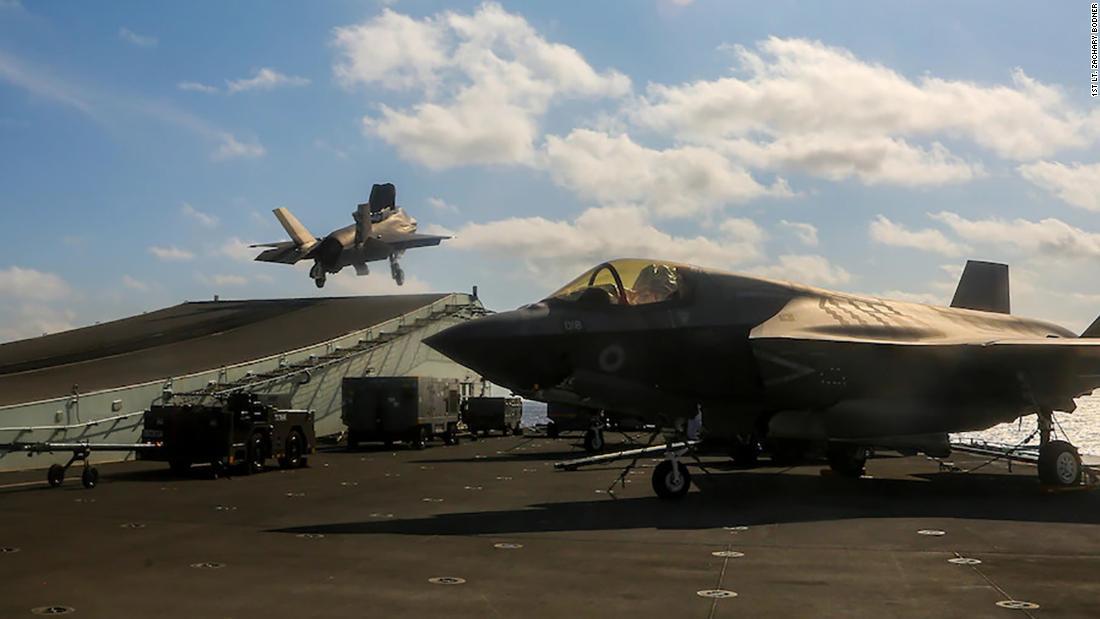 米海兵隊のF35B戦闘機がクイーン・エリザベスから離艦する=27日/1st Lt. Zachary Bodner