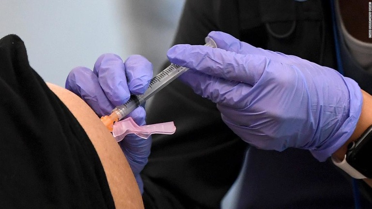 新型コロナウイルスのワクチン接種を行う様子/Ethan Miller/Getty Images 