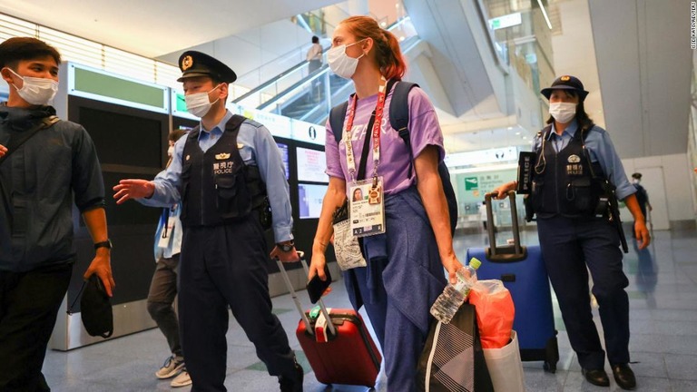 羽田空港で警察官に付き添われて移動するクリスチナ・チマノウスカヤ選手＝８月１日/Issei Kato/Reuters