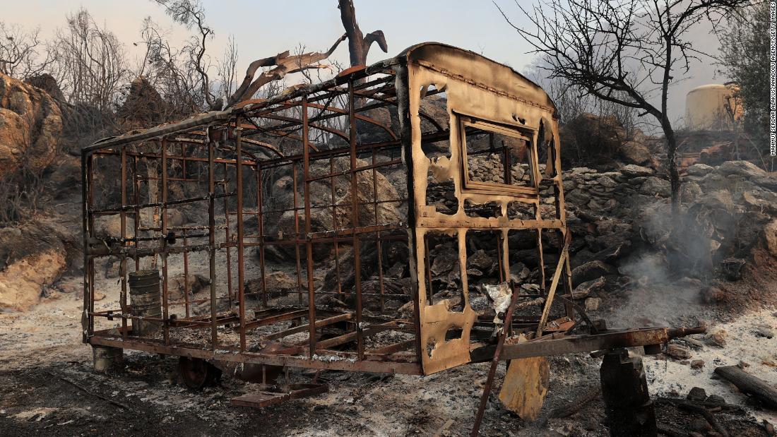 マルマリスでの火事で焼け焦げた車体＝３０日/Mahmut Serdar Alakus/Anadolu Agency/Getty Images