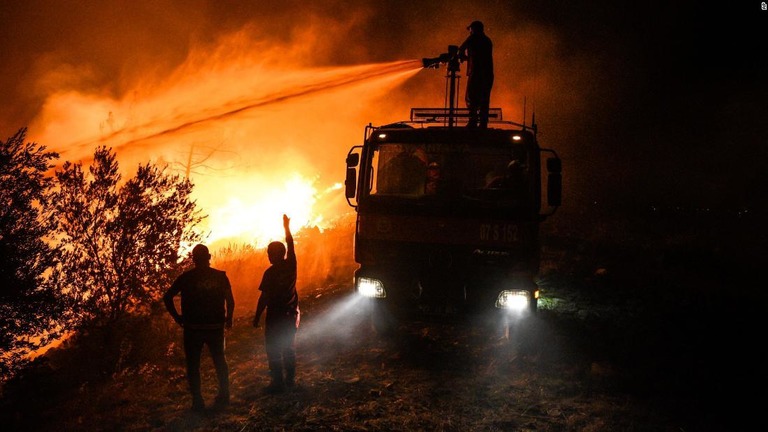 マナウガト近郊のカーリ村で消火活動に当たる消防士＝３０日/AP