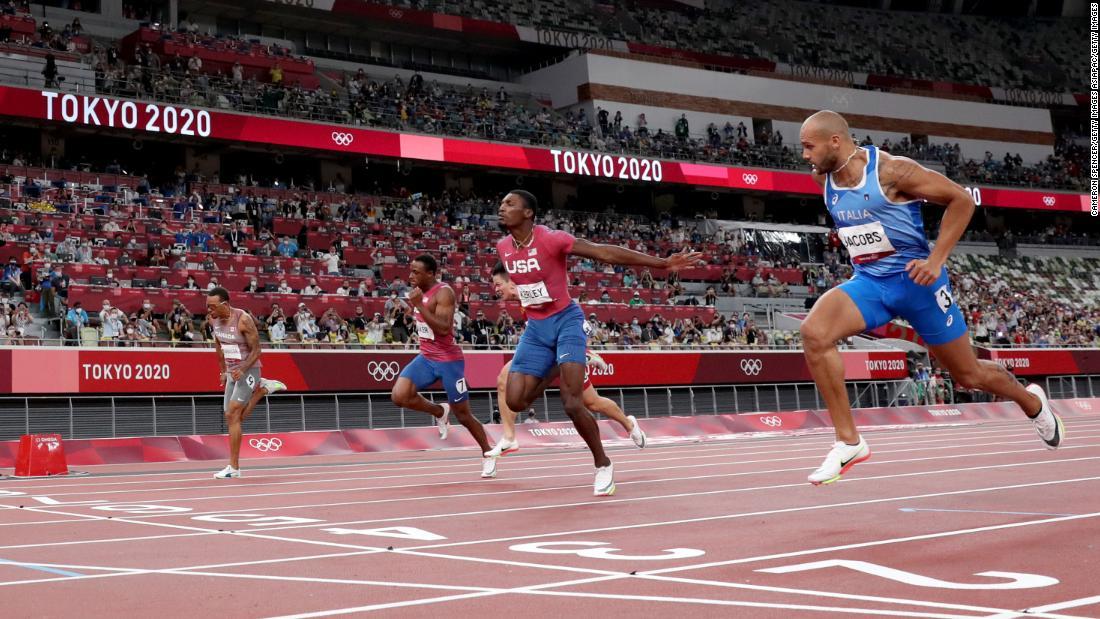 陸上男子１００メートル決勝のゴールライン。ヤコブスがフレッド・カーリー（米国）を抑えて勝った/Cameron Spencer/Getty Images AsiaPac/Getty Images