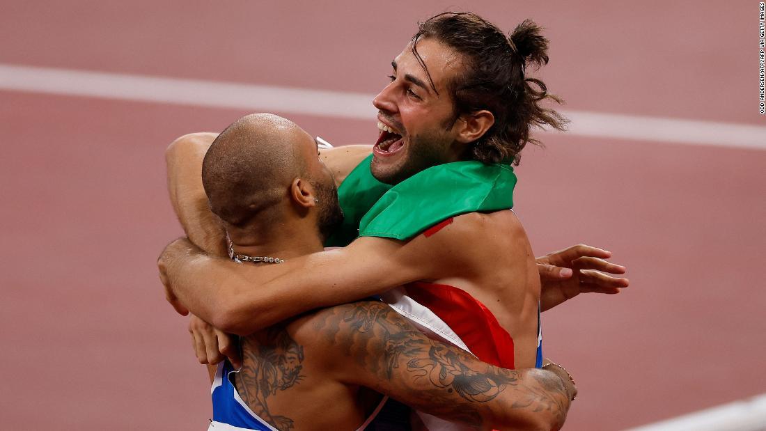陸上男子走り高跳びで優勝したジャンマルコ・タンベリ（右）と抱き合うヤコブス/ODD ANDERSEN/AFP/AFP via Getty Images