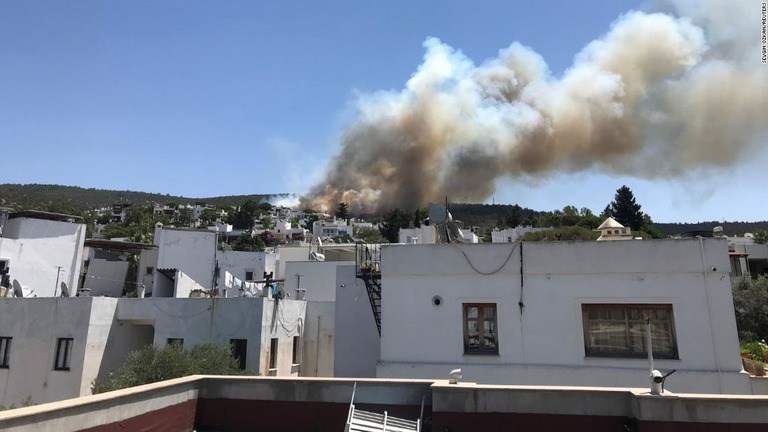 リゾート地ボドラムの住宅街付近で煙が上がる＝３１日/Sevgin Ozkan/Reuters