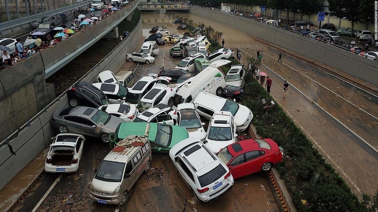 大雨で流された車両＝７月２２日、中国・鄭州市/Noel Celis/AFP/Getty Images