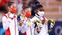 平均台決勝　中国の管晨辰が金メダル、バイルズは銅