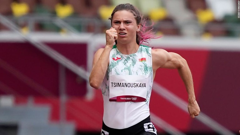 東京五輪の陸上女子１００メートルのレースに参加するチマノウスカヤ選手/Martin Meissner/AP
