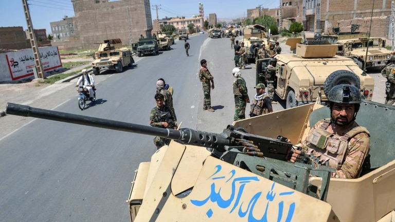 道路で警備にあたるアフガニスタン兵士＝１日、アフガニスタン・ヘラート州/Hoshang Hashimi/AFP/Getty Images