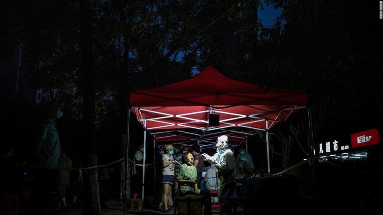 日没後もテント内で新型コロナ検査を実施する武漢の医療従事者/Getty Images