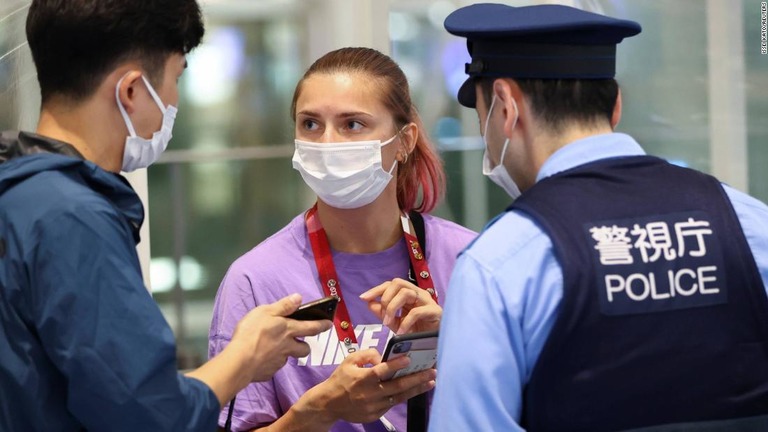 空港の警官に携帯電話の翻訳アプリを使って助けを求めたという/Issei Kato/Reuters