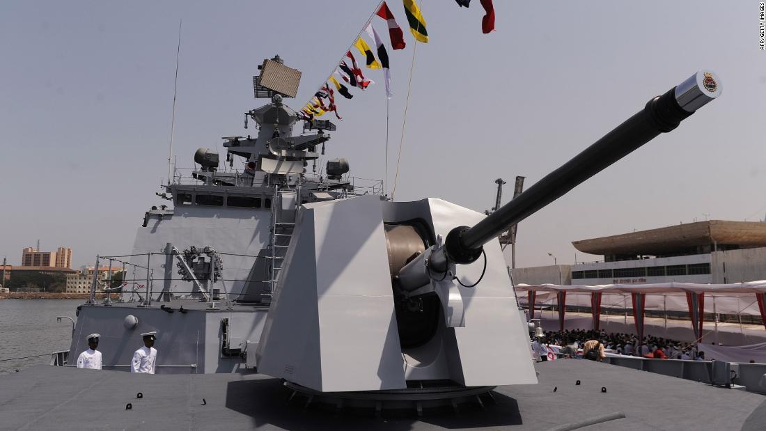 艦砲を装備したインド海軍のフリゲート艦/AFP/Getty Images