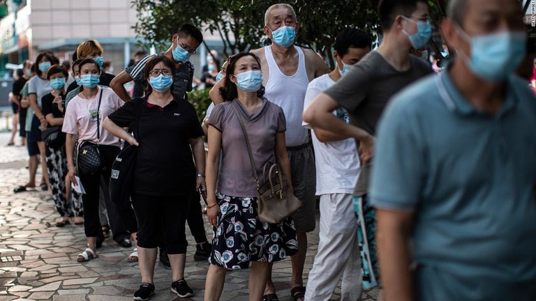 ３日、新型コロナの検査を受けるため並ぶ湖北省武漢の住民たち/Getty Images