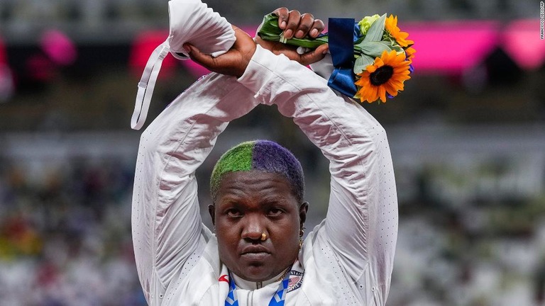 陸上女子砲丸投げで銀メダルを獲得した米国のレーベン・ソーンダーズ選手/Francisco Seco/AP