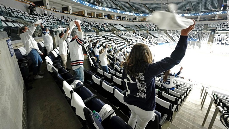 加マニトバ州ウィニペグの屋内アリーナでＮＨＬの試合を楽しむファン/David Lipnowski/Getty Images