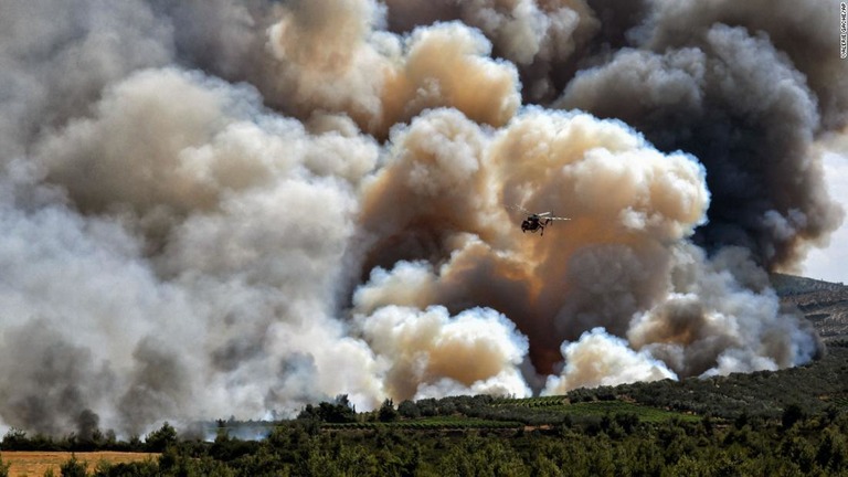 山火事を消火するためヘリコプターが出動した＝７月２３日、ギリシャ・アテネ南西部/Valerie Gache/AP