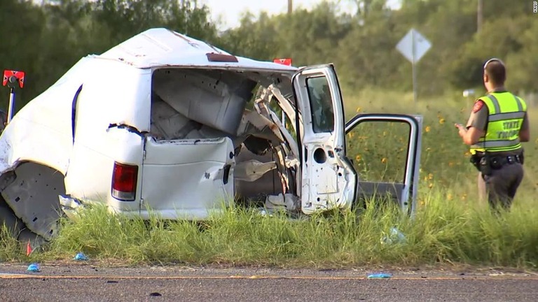 ワゴン車が衝突事故を起こして車内にいた１０人が死亡、２０人が負傷した/KRGV