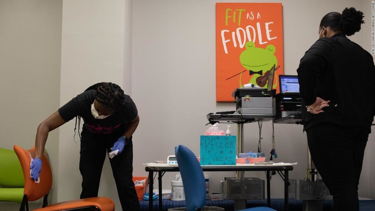 子どもらへのワクチン投与前に椅子を清掃する医療従事者＝５月１９日、米ミシガン州/Emily Elconin/Bloomberg/Getty Images