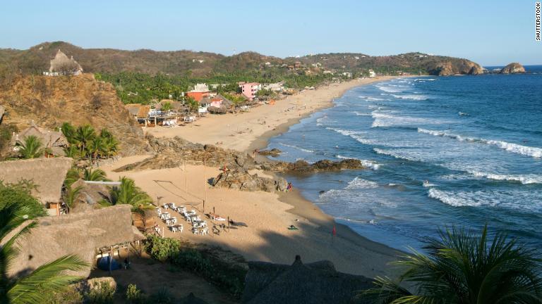 メキシコ・オアハカ州にあるプラヤ・シポリテ。海岸が２キロにわたって続いている/Shutterstock
