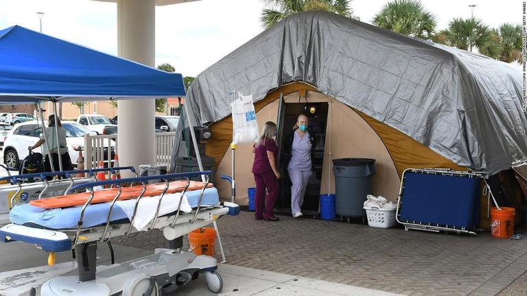 地域医療センターの治療テントで従事する看護師＝米フロリダ州メルボルン/Paul Hennessy/SOPA Images/LightRocket via Getty Images