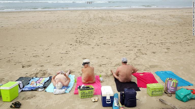 南アフリカ唯一の公式ヌーディストビーチ、ムペンジャティビーチ。２０１４年から裸で過ごすことが公に認められた/Rajesh Jantilal/AFP/Getty Images