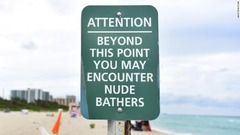 この先がヌーディストビーチであることを示す標識