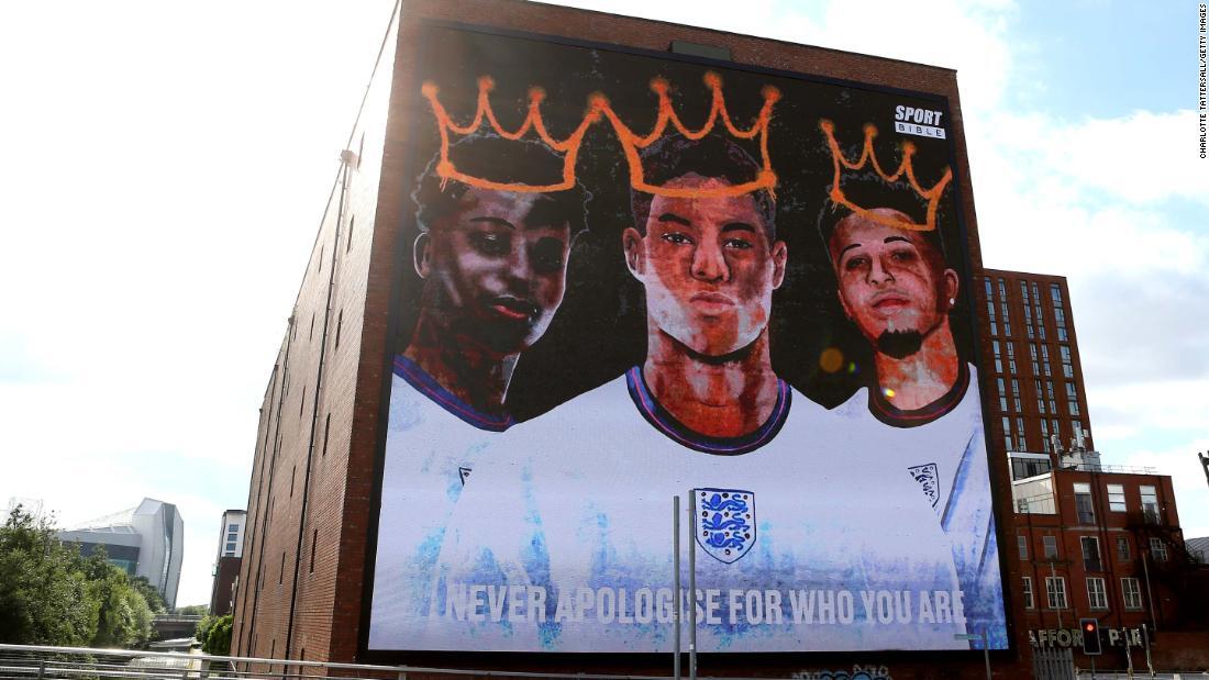 試合後、人種差別的なコメントが向けられた選手らを支援する壁画が公開された/Charlotte Tattersall/Getty Images