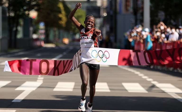 喜びの表情で女子マラソンのゴールテープを切るケニアのジェプチルチル/Clive Brunskill/Getty Images