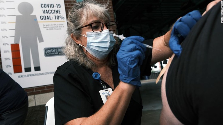 米ミズーリ州の野球の試合会場でワクチン投与を行う看護師/Spencer Platt/Getty Images