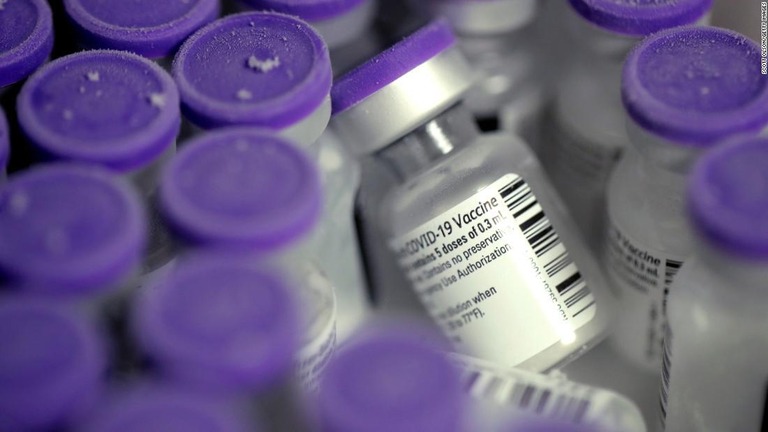 新型コロナウイルスのワクチンを接種していない米成人のうち５３％がワクチンのほうが新型コロナウイルスよりも危険との認識を抱いていることがわかった/Scott Olson/Getty Images