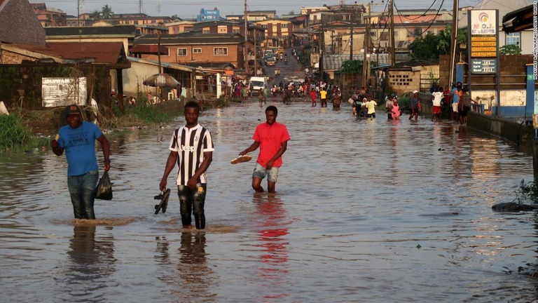 豪雨の後、冠水した道路を歩く住民＝２０２０年７月、ナイジェリア・ラゴス/Adekunle Ajayi/NurPhoto/Getty Images