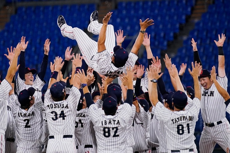 勝利後、稲葉篤紀監督を胴上げする日本の選手たち＝７日、横浜/Sue Ogrocki/AP