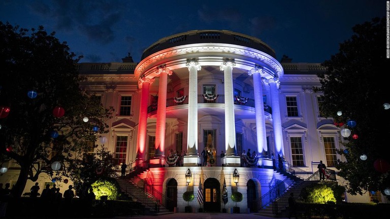 ホワイトハウスのバルコニーから独立記念日の花火を見上げるバイデン大統領夫妻/Sarah Silbiger/Bloomberg/Getty Images