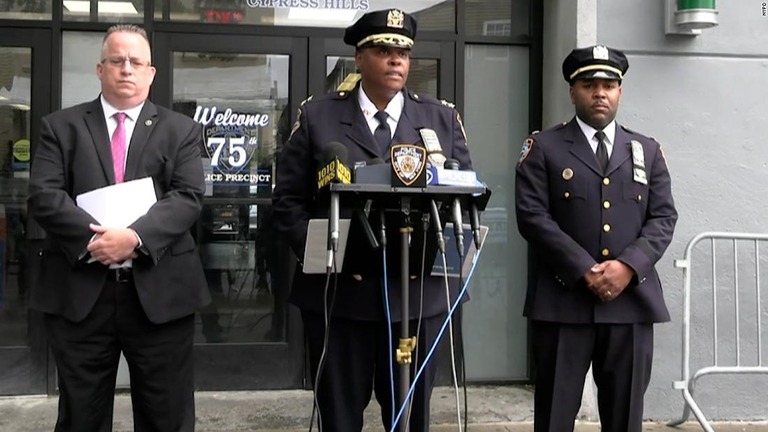 ２人が死亡、３人が負傷したニューヨーク市内で発砲事件を報告する市警幹部/NYPD