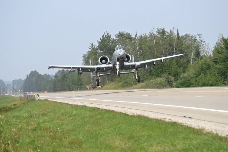 米ミシガン州軍が米国の幹線道路で現代的な軍用機としては初となる着陸訓練を実施/MI DOT via WNEM