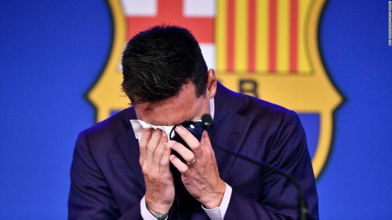 記者会見で涙を見せるメッシ/Pau Barrena/AFP/Getty Images