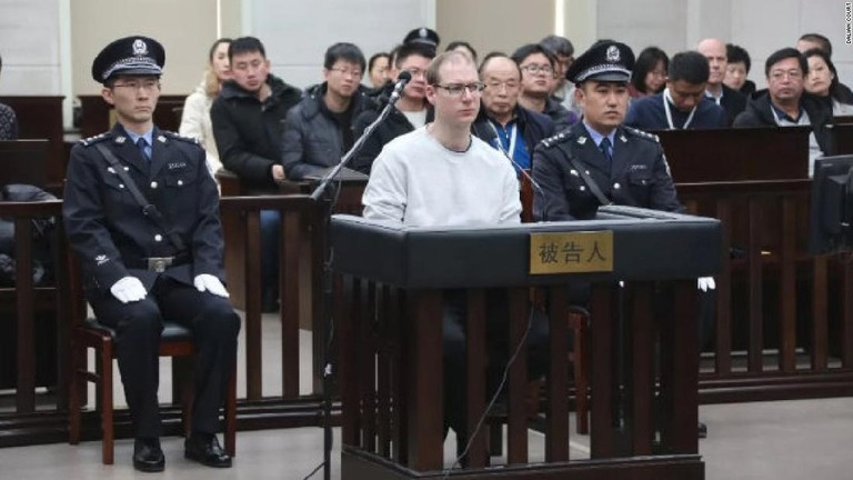 出廷したカナダ人のロバート・シェレンバーグ被告＝２０１９年１月、中国・大連/Dalian Court