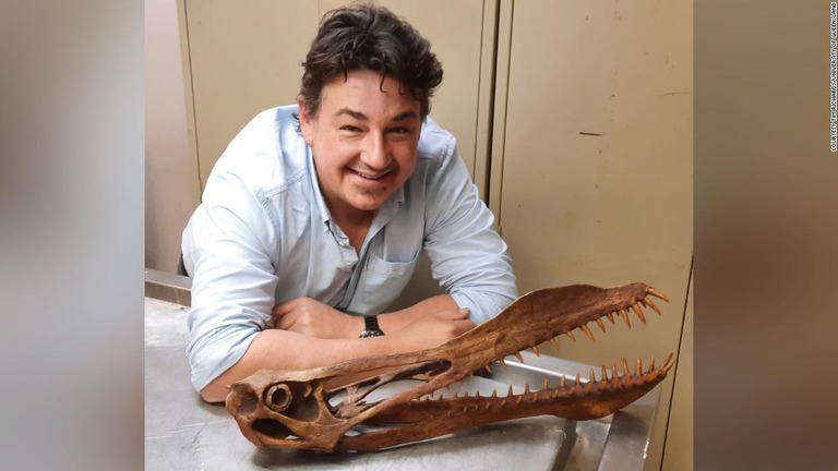 「アンハングエラ」と呼ばれる翼竜の頭蓋骨と写真に収まるティム・リチャーズ氏/Courtesy Tim Richards/University of Queensland