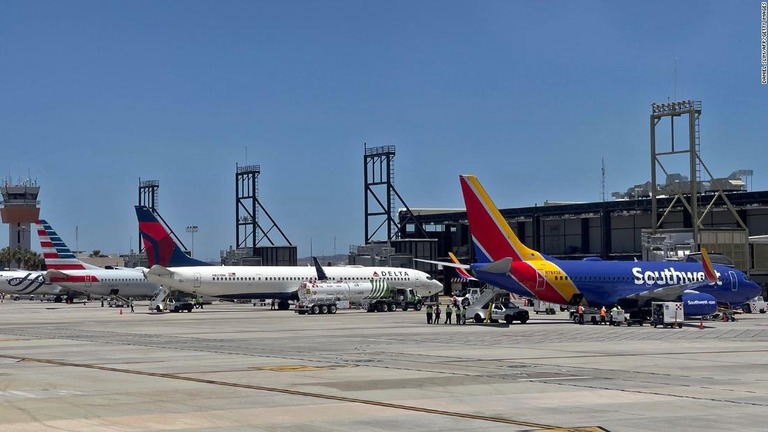 米サウスウエスト、アメリカン、デルタの航空各社は従業員のワクチン接種を義務化しないと発表した/Daniel Slim/AFP/Getty Images