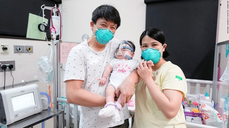 １３カ月病院で過ごし、退院したクウェクユーシアンちゃんと両親/National University Hospital Singapore