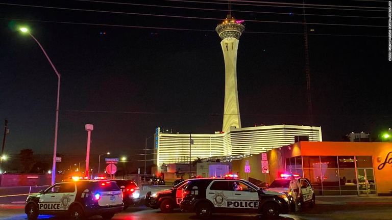 銃撃のあった現場を検証する地元警察＝１０日、米ネバダ州ラスベガス/Glenn Puit/Las Vegas Review-Journal/AP