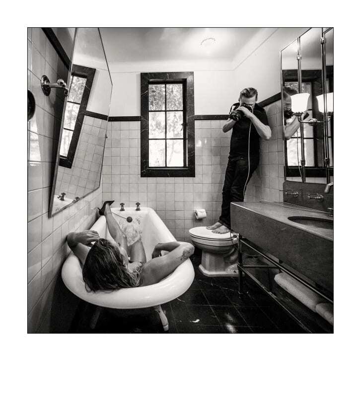 バスタブに体を沈めるリタ・オラをカメラマンのブライアン・アダムスが撮影する/Alessandro Scotti
