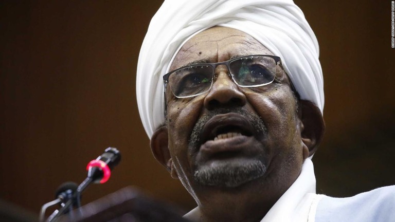 議会で演説するバシル前大統領＝２０１９年４月、スーダンの首都ハルツーム/ASHRAF SHAZLY/AFP/Getty Images