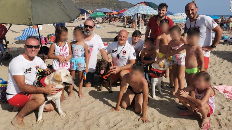 イタリアの海岸で、強風や高波に阻まれて岸に戻れなくなった人たちをライフガード犬の救助隊が救出する出来事があった/Courtesy SICS