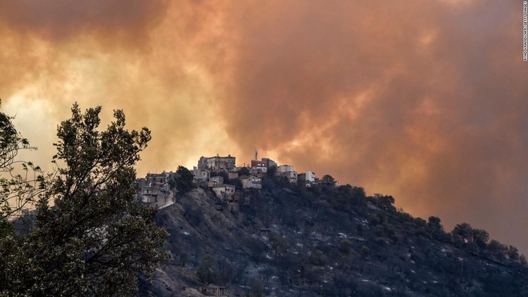 山火事により上空が煙に覆われた＝１０日、アルジェリア首都アルジェ東部にあるカビリ地方/Ryad Kramdi/AFP/Getty Images