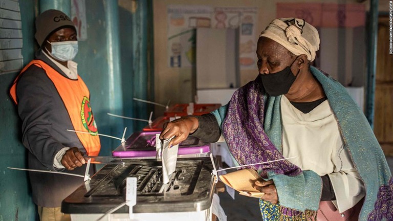 票を投じた女性＝１２日、ザンビア・ルサカ/PATRICK MEINHARDT/AFP/Getty Images