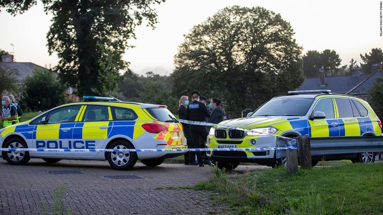 銃撃事件が発生した現場に駆け付けた警察＝１２日、英イングランド/William Dax/Getty Images